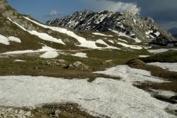 Bergmassiv mit Schneefeld