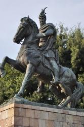 KrujÃ«: Reiterstatue