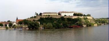 Novi Sad: Festung Petrovardin Ã¼ber der Donau